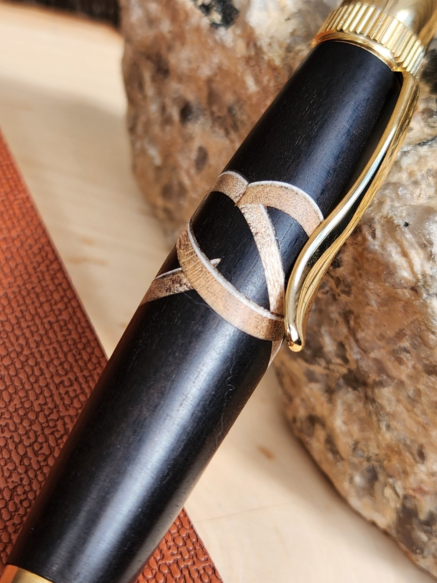 Macassar Ebony & Maple Atlas Twist Pen with inlaid Celtic Knot