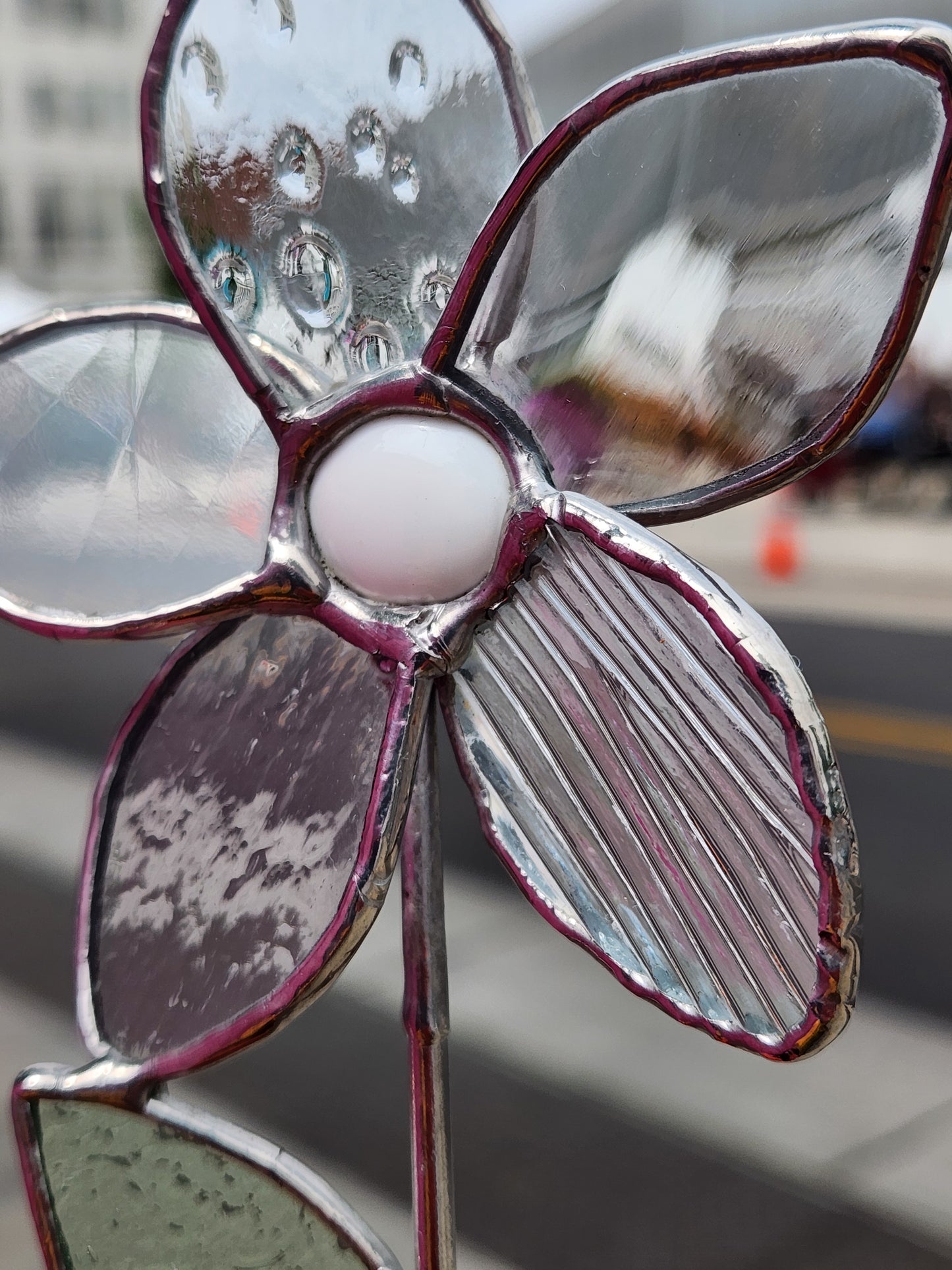 Clear Textured Stained Glass Daisy Flower Plant Stake with White Nugget Center