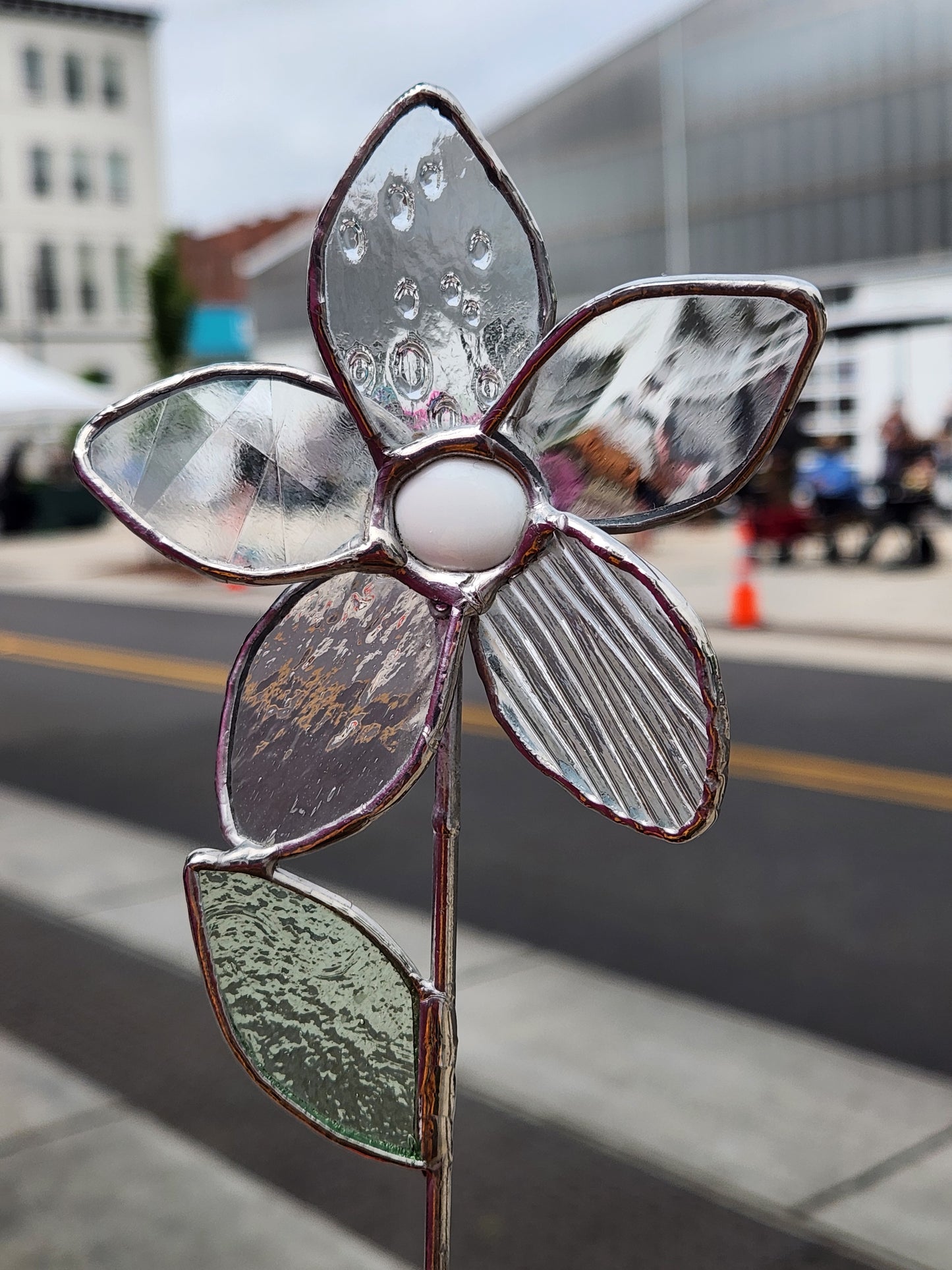 Clear Textured Stained Glass Daisy Flower Plant Stake with White Nugget Center